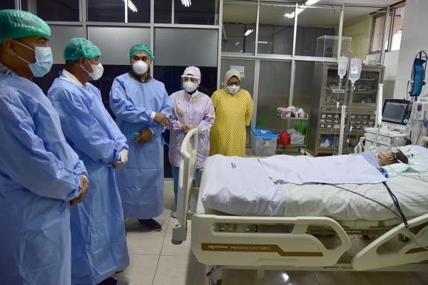 Gubernur Sumut Edy Rahmayadi Jenguk Bayi Adam dan Aris Pasca Operasi Pemisahan